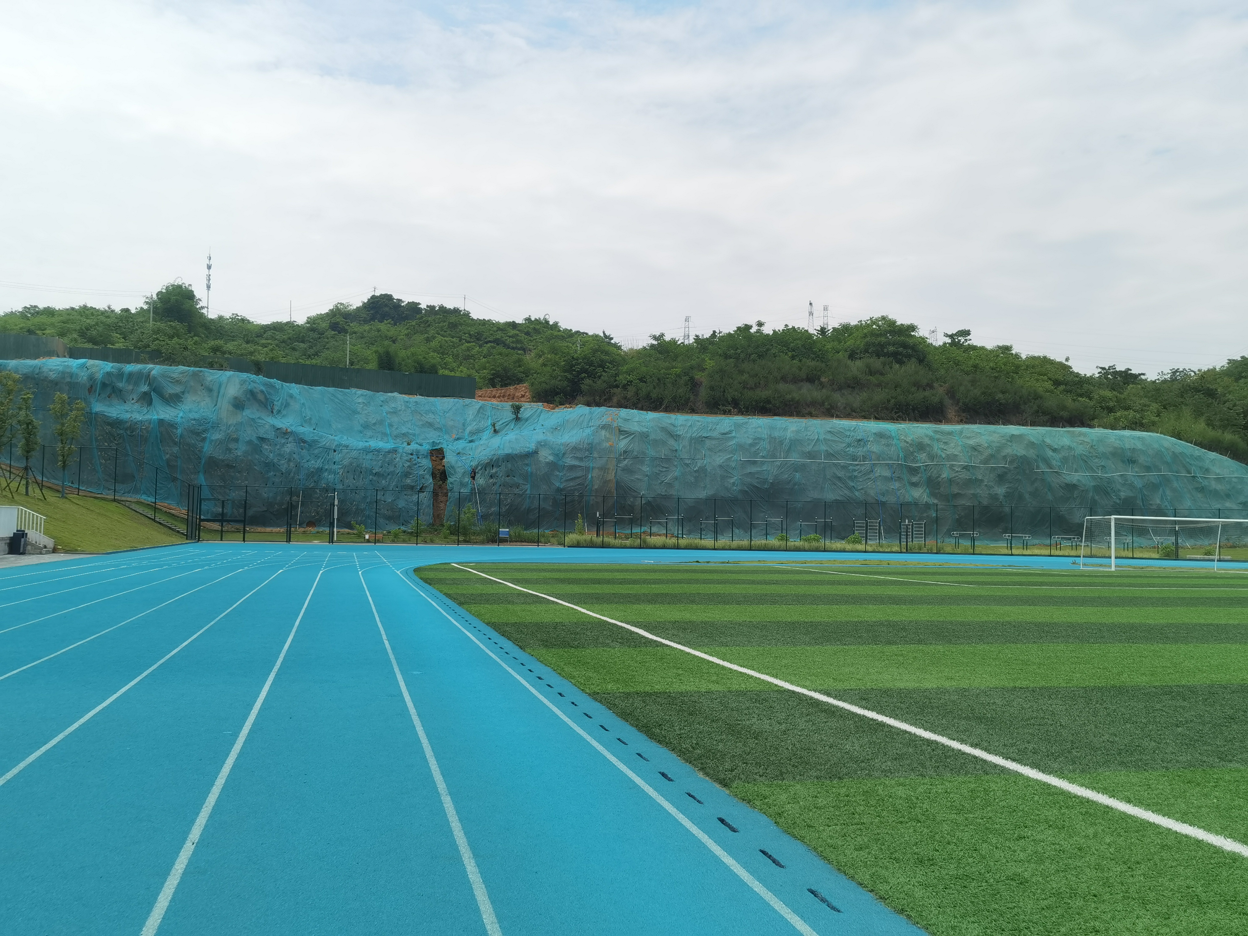 湖北航空學(xué)院運動場北面邊坡植被混凝土噴播綠化工程 順利完工！